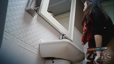 Скрита камера в женската тоалетна (1)